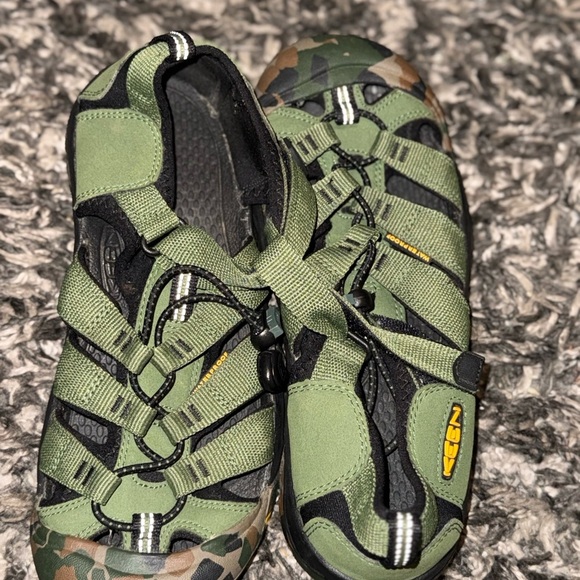 Keen Black and Green Footwear - Picture 2 of 8